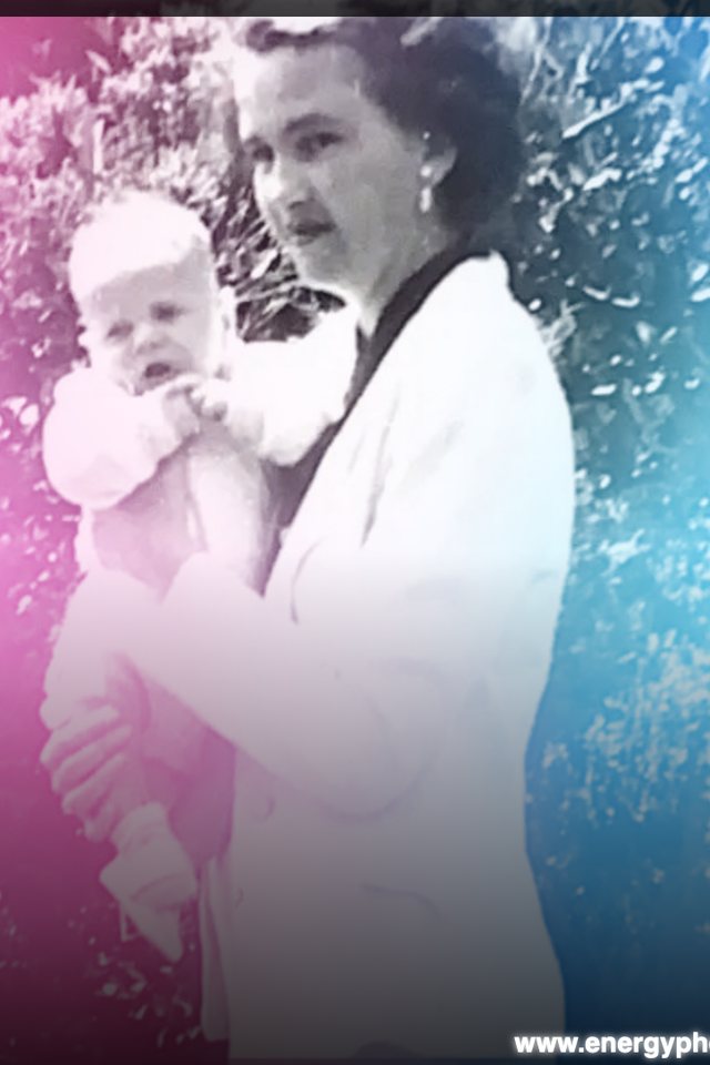 The same photograph as an EnergyPhoto, glowing with pink and blue light.