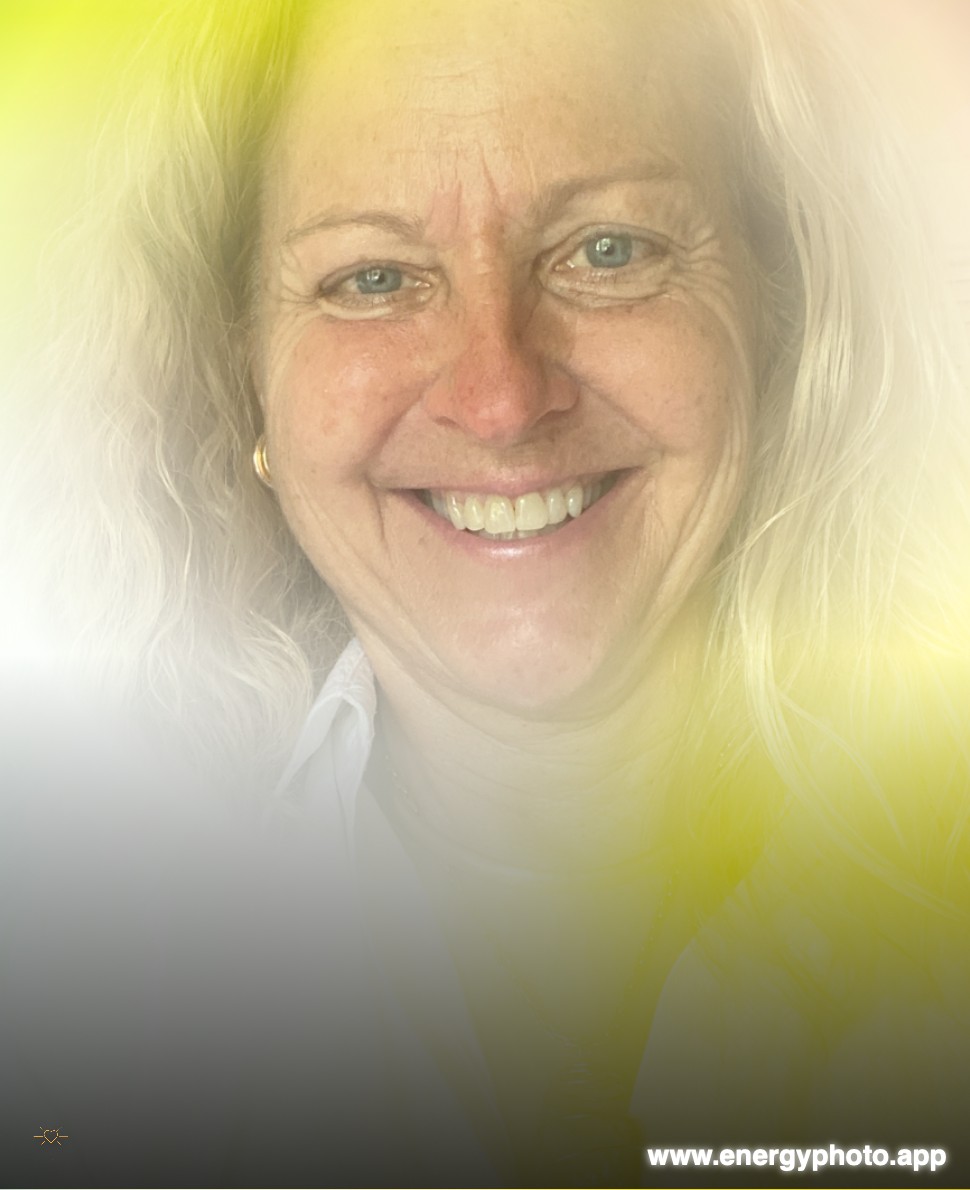 The same photo as an EnergyPhoto, with green, gold and yellow light around her.